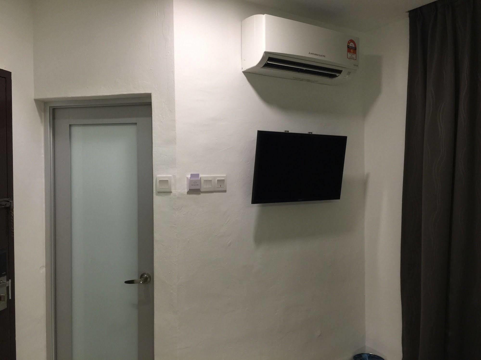 The Oikos Hotel Pontian Kecil Bagian luar foto