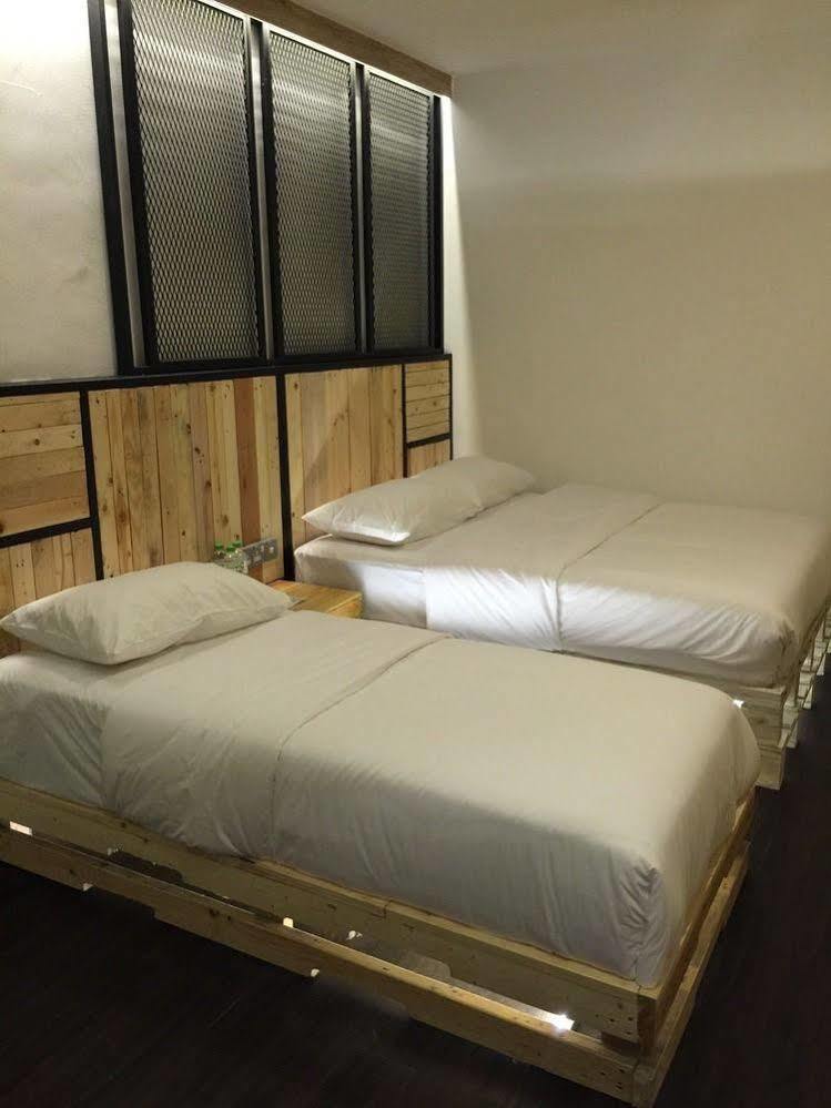 The Oikos Hotel Pontian Kecil Bagian luar foto
